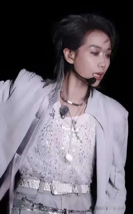 《浪姐6》四公，我叶童老师终于赢了一次，太帅了！从造型到舞蹈动作，她的努力真