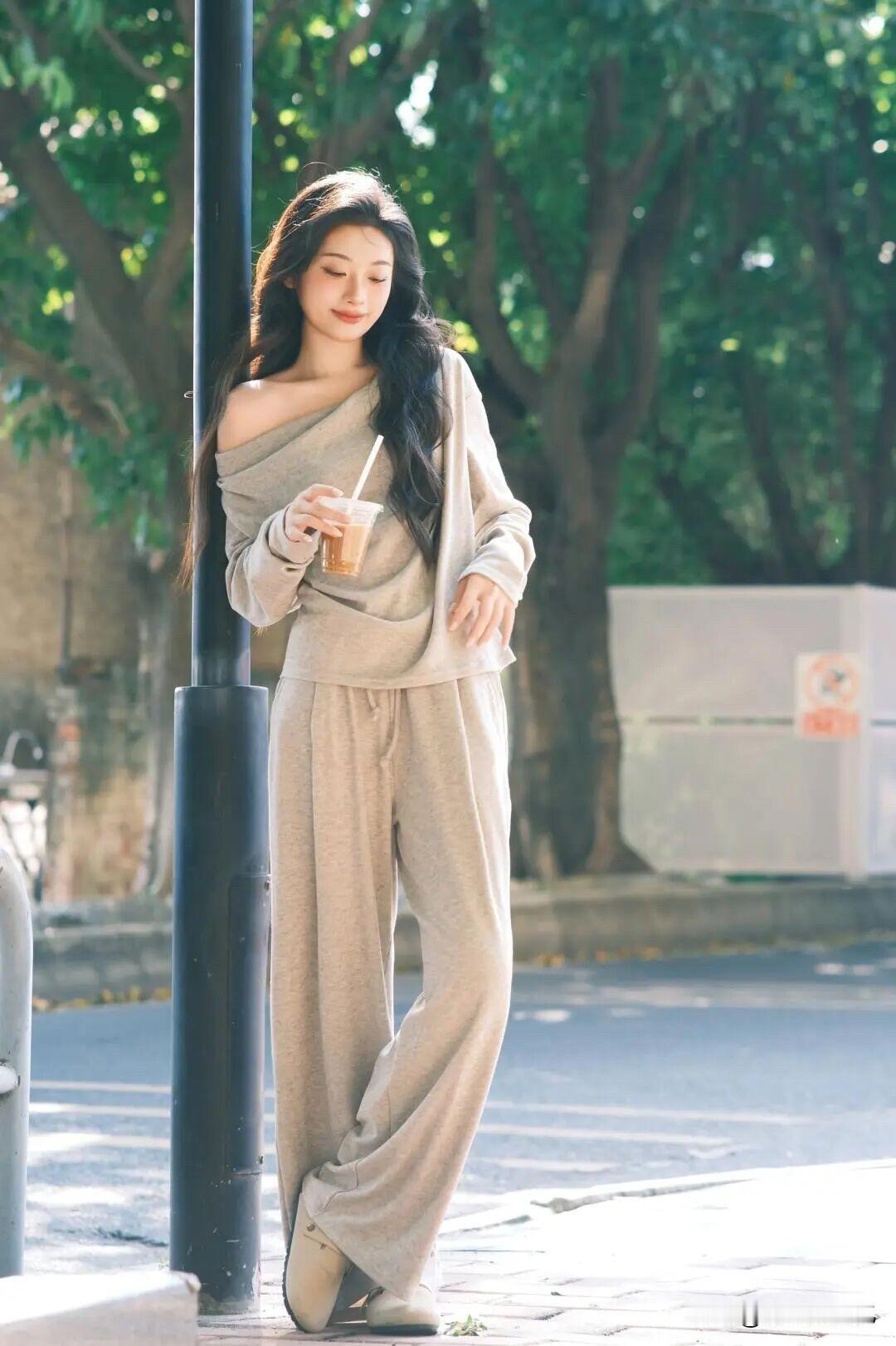 熟龄镜头感：7个松弛小动作，优雅到骨缝，身材线条自己说话[比心][比心][比心]