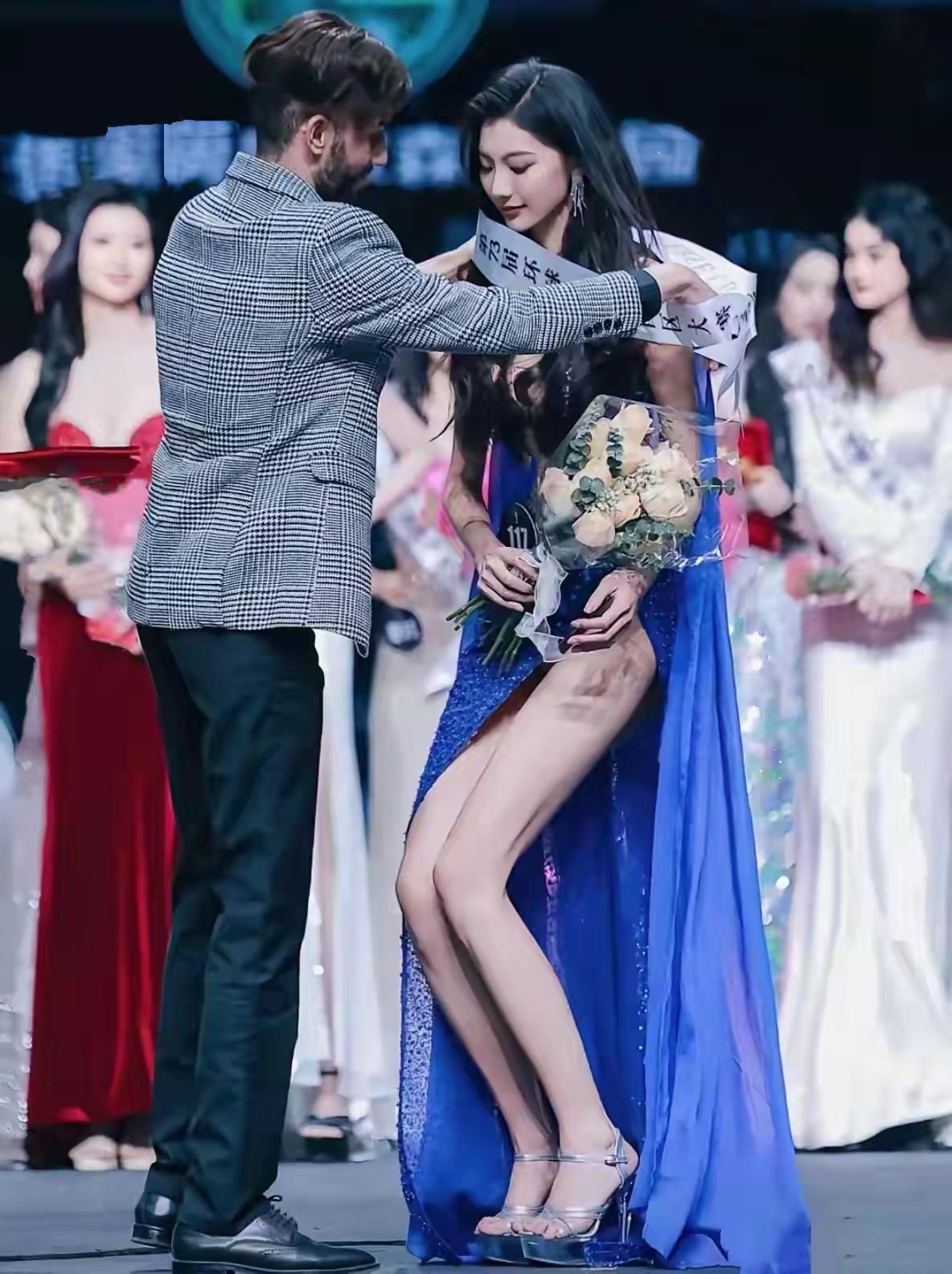 看了环球小姐中国区和辽宁区的冠军，这样的巨大差距真是让人惊叹，中国区的冠军赵