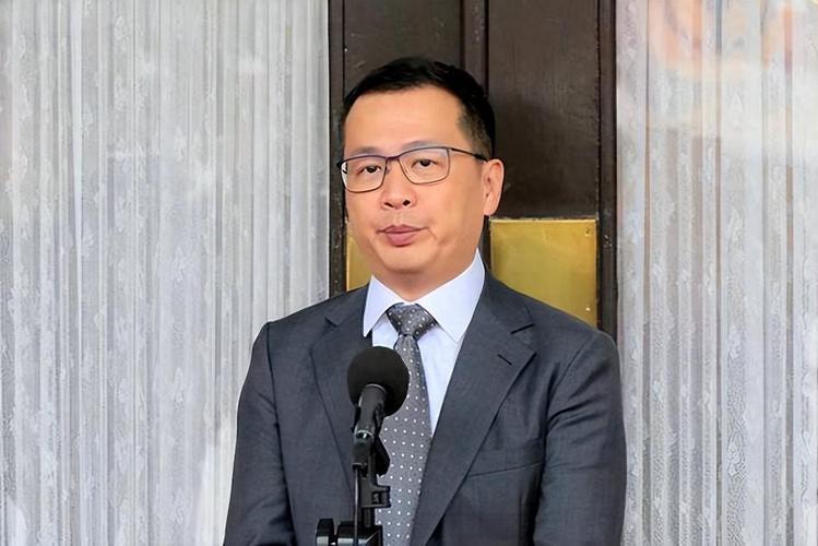 国民党“立委”罗智强在批民进党桌荣泰硬拗“台北101”为“台湾101”时，举例说