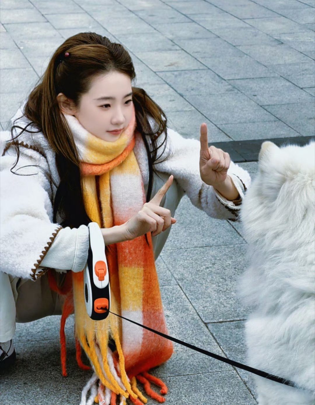 张艺凡又去公园啦，和小狗狗聊啥呢你俩这么开心