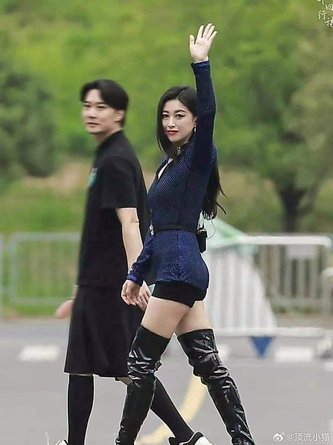 还真的是第一次见露脚趾的靴子