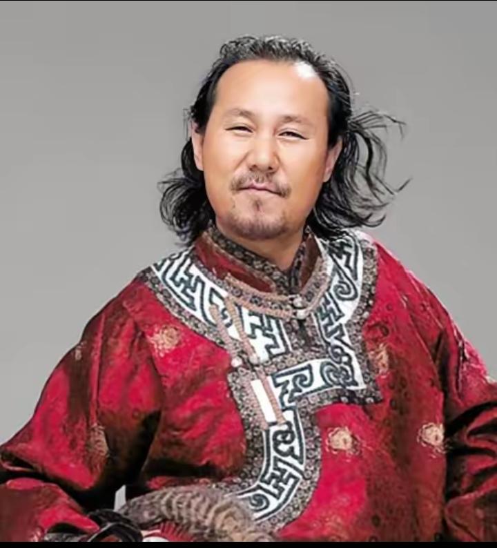 谁都没想到，正红得发紫的腾格尔，会在这一年摔进人生最深的沟里。这一年他刚43岁，