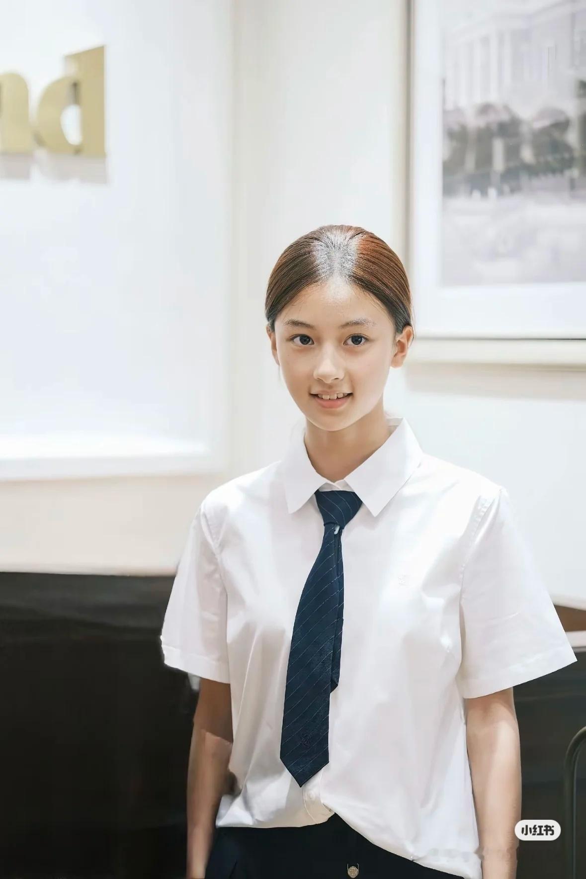 虽然走红后开始有人说她很一般了，但我还是觉得纯素颜长这样真的老天爷赏饭吃啊，小头