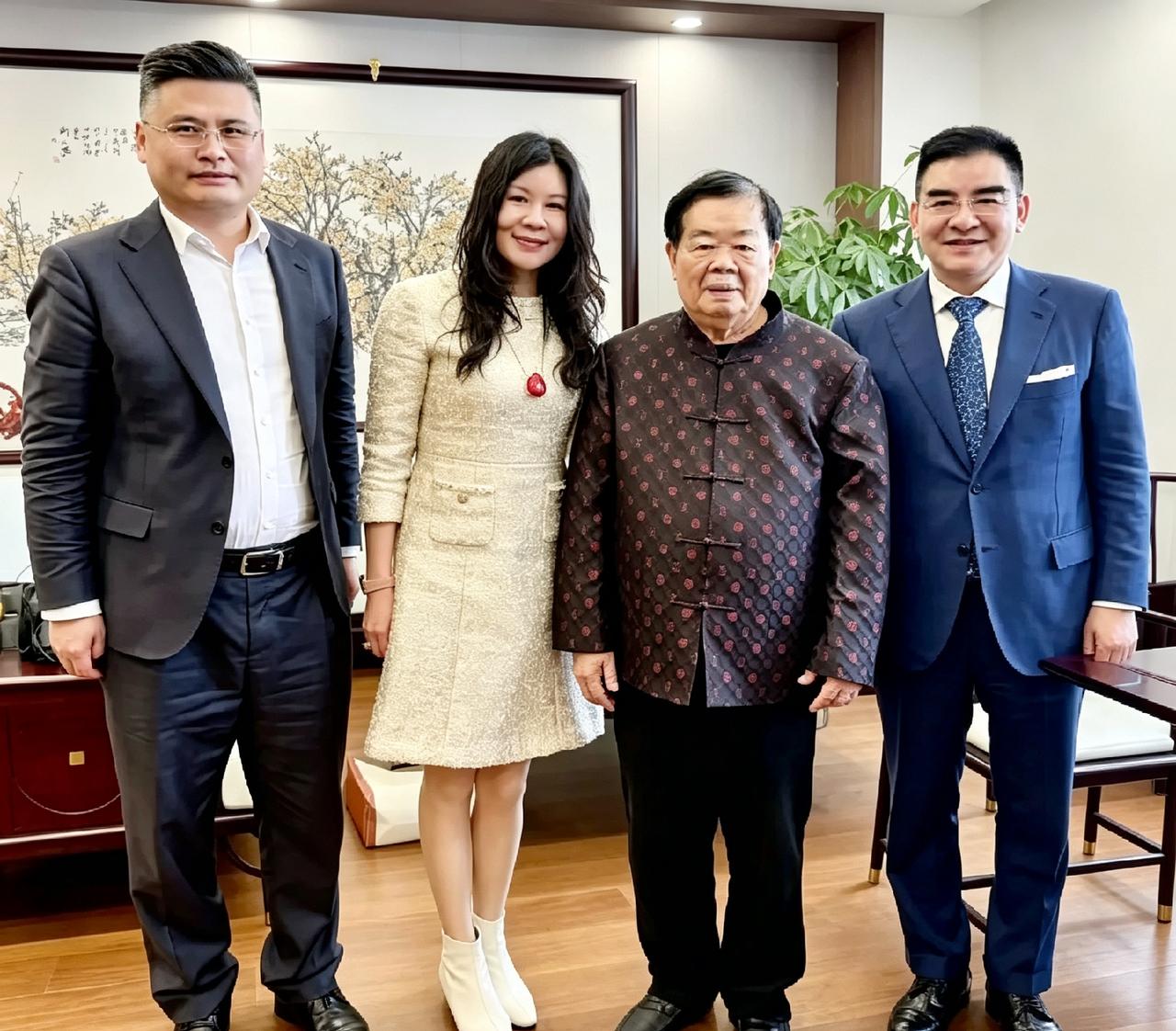 陈光标去拜访曹德旺，两人合影留念。这俩可都是出了名的大善人，实打实做慈善、有爱心