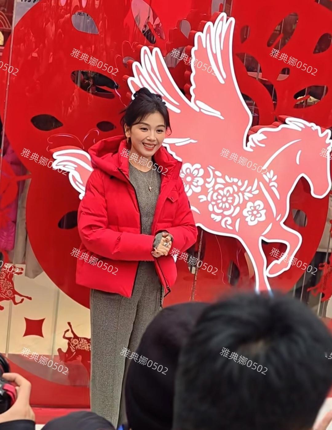 你发现没？今天在郑州奥莱参加见面会，作为现场的观众忍不住分享一下，刘涛真人和照片