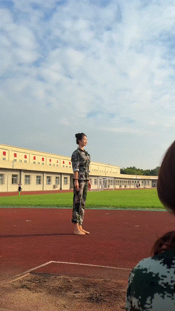 从小就进舞蹈班学习过的，没得个十年八年练不成[加油]