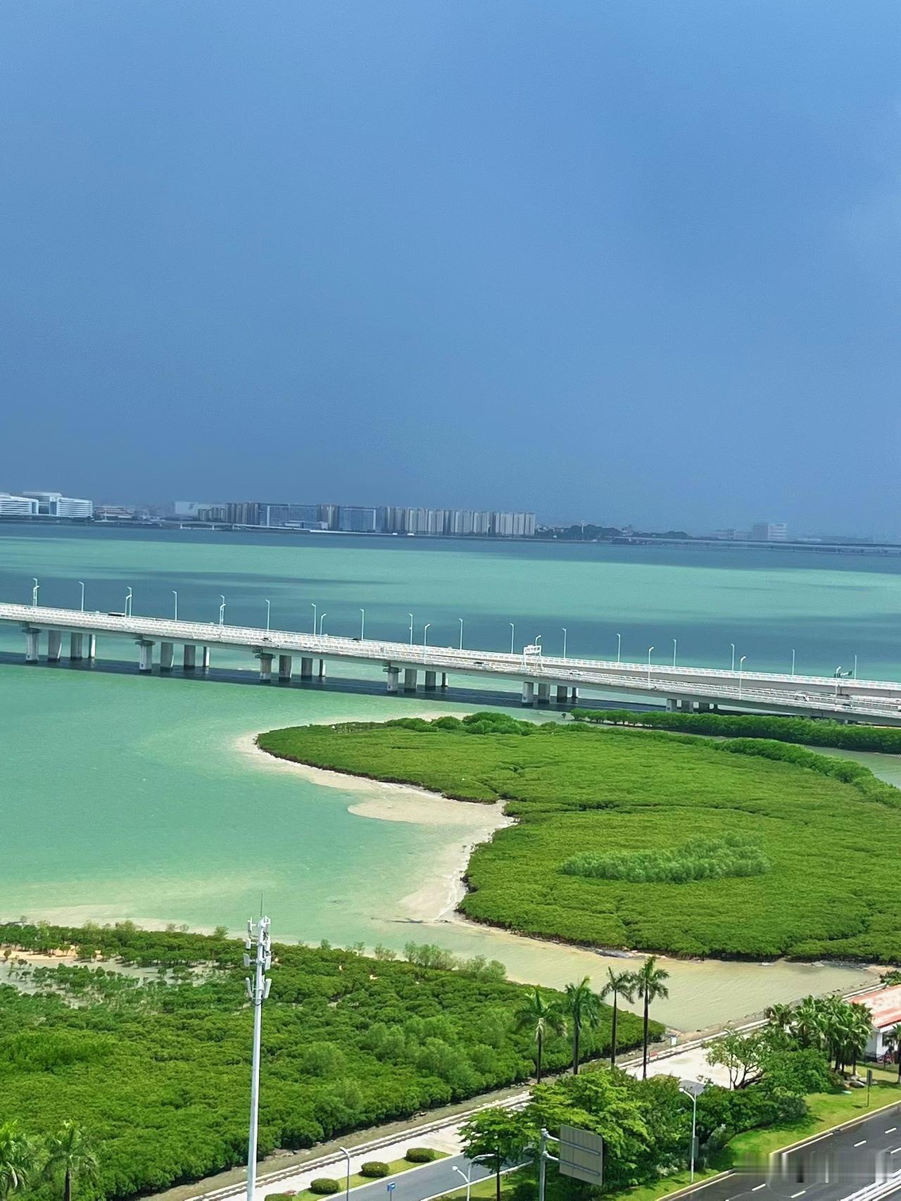 这是厦门版的马尔代夫雨后的集美大桥海边，像是被老天爷打翻了翡翠匣子，海水褪尽