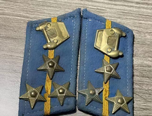 还是55年领章辨识度高，不光有军衔，还有兵种都是一目了然！1955年解放军军衔