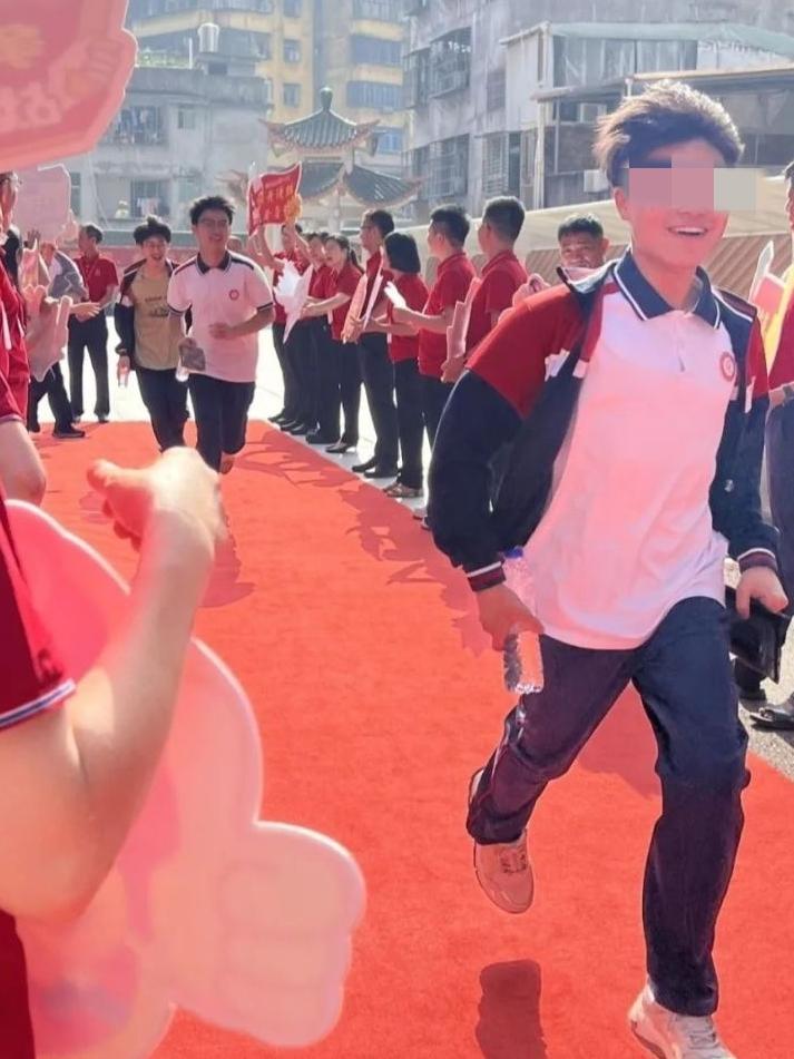 笑不活了，这逻辑绝了：你跟孩子说：好好读书，以后能选什么样的工作，找什么样的