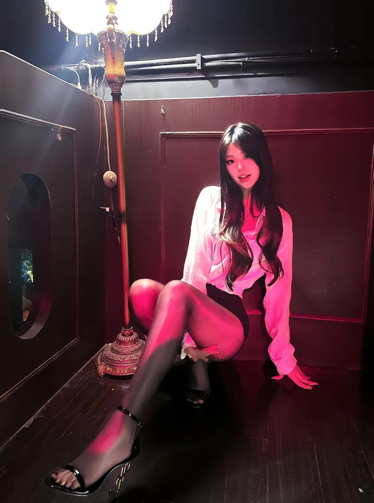 我这种女人没什么好说的从脸到脚都是建模打法