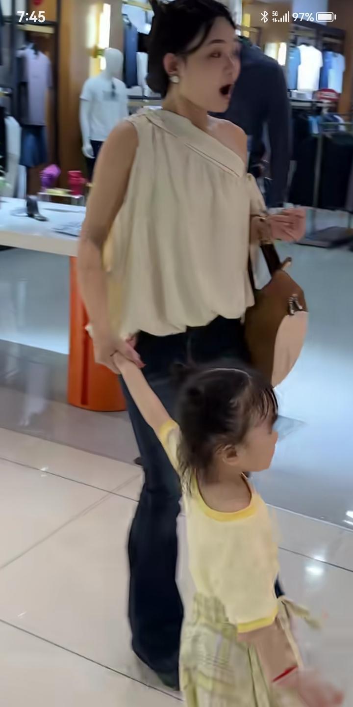 真抠门，女儿和妈妈逛商场，妈妈突然看见前面有儿童乐园，妈妈怕女儿花钱，立马用衣服