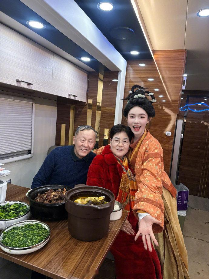 林允和父母在横店一起过年林允在爸妈面前还是小女孩谁懂啊！在横店拍戏也能和爸妈