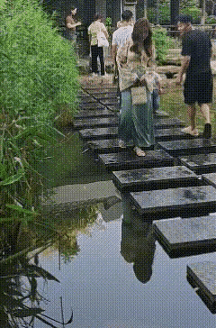 只因回头多看一眼，结果就变成了落汤鸡，这个男子真是太搞笑了，为了摆拍一个这样的画