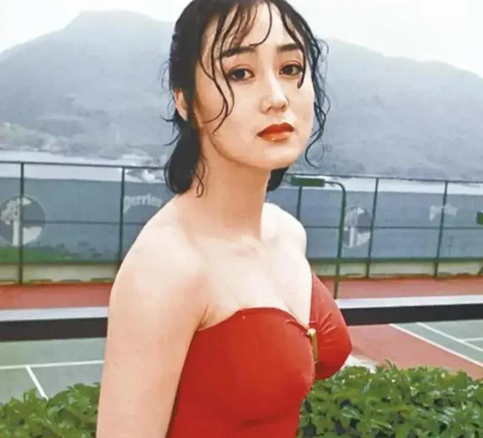 果然还是男人更懂男人，我问老公为什么李连杰要选择利智呢？明明是黄秋燕更漂亮啊。