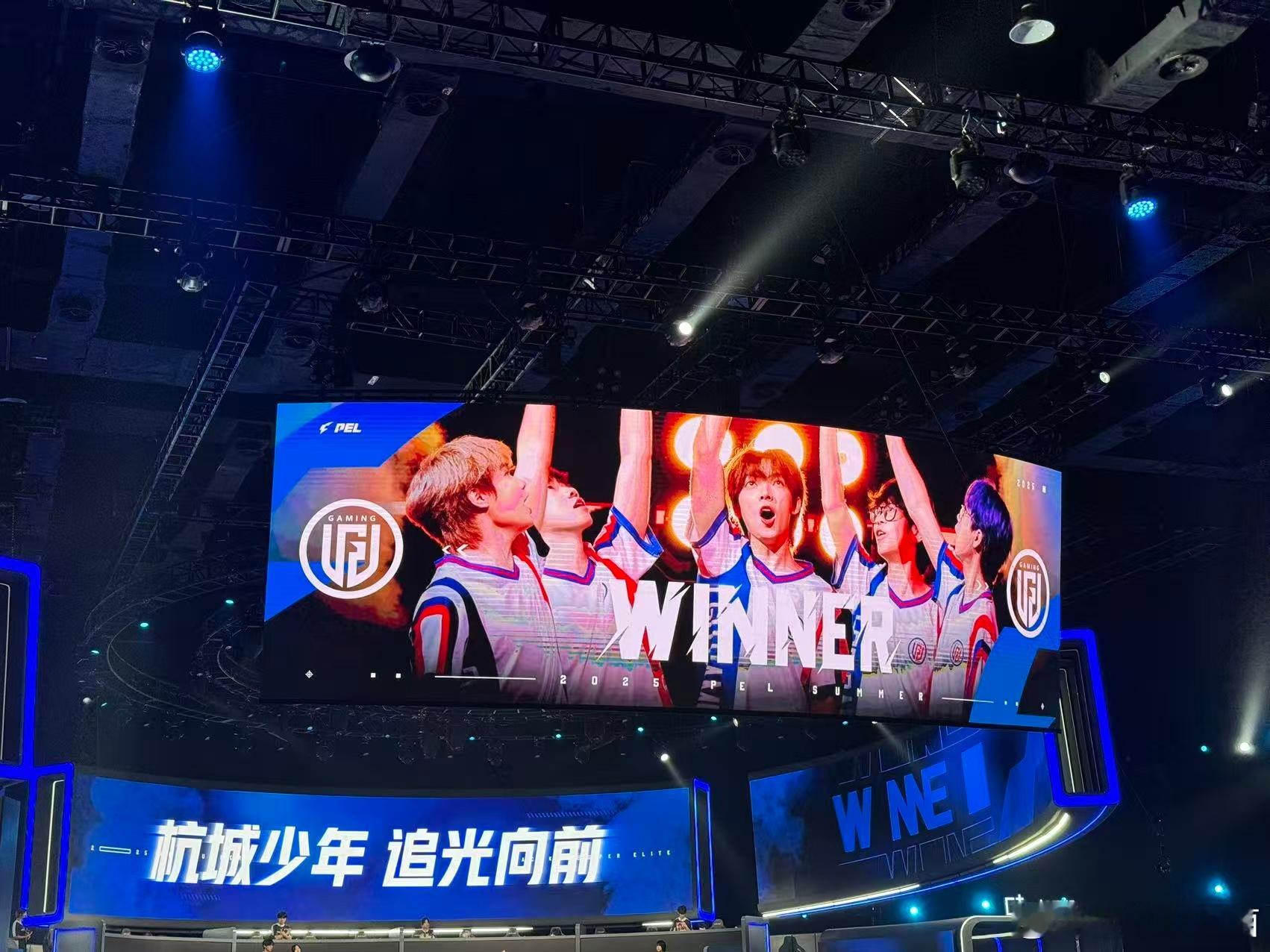 恭喜吃鸡！！LGD太猛了🙌14杀也太牛了吧，照这个状态已经半只脚进决