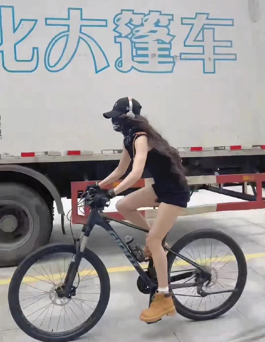 人比动物强大的地方，就在于:人可以适应各种环境。就拿现在天气热来说吧，早上上