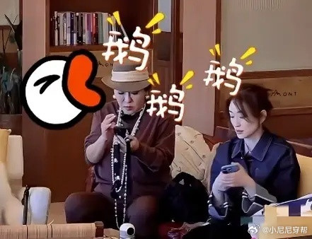 有网友在长沙高铁站偶遇向太，她低着头玩手机，看姿势好像是在抓大鹅！哈哈，她真的很