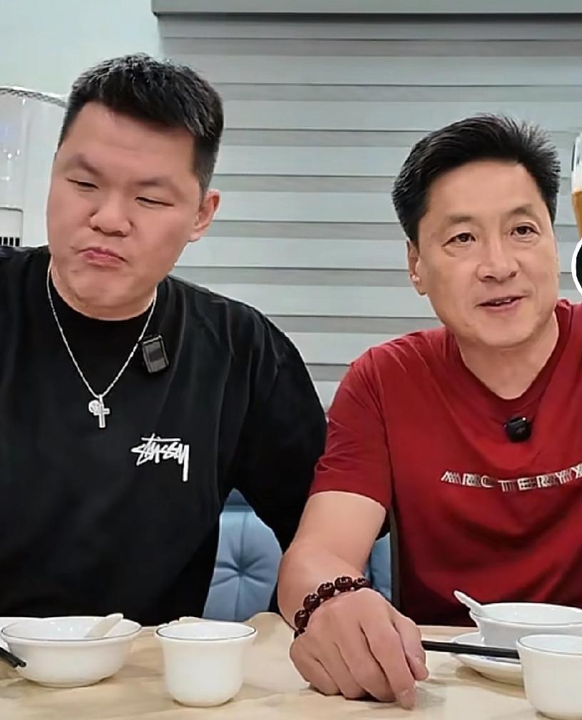 朱芳雨请李春江吃饭，笑点真的特别多，吃播加上师徒亲情让生活气息更足前些年的