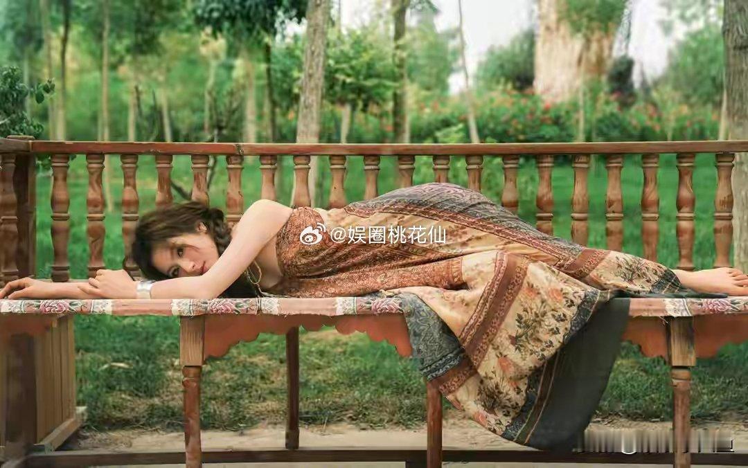 李兰迪七夕节分享美照，印花吊带裙配麻花辫雀斑妆异域风情美少女​​​