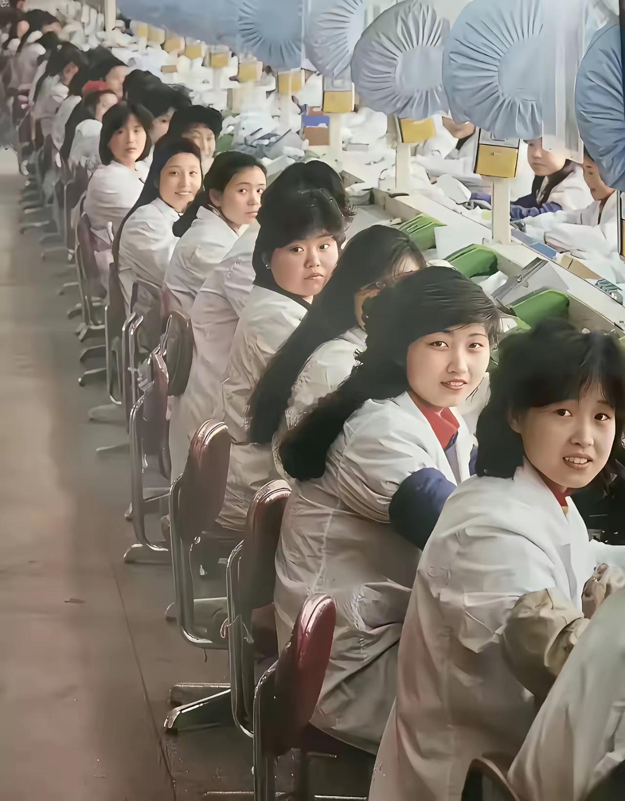 一代人有一代人的命运！从这两张照片上看，现在走出校门的大学生，还没有当年南下进厂