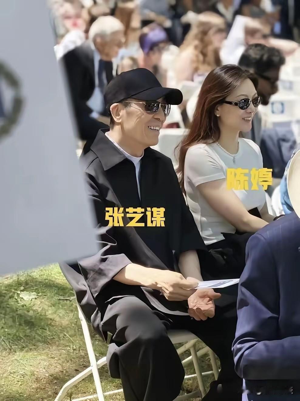 76岁张艺谋，带着妻子陈婷，来到耶鲁参加二儿子张壹丁的毕业典礼。45岁的陈婷保