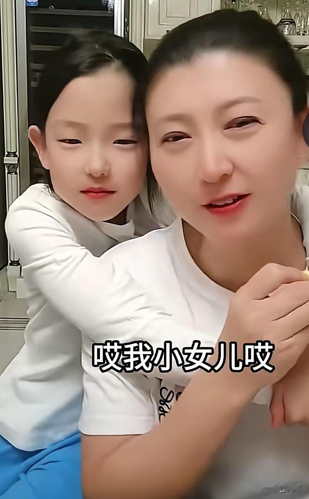 56岁的门三小女儿才10岁这是门三和二婚的富豪丈夫所生门三的双眼皮是割的，小