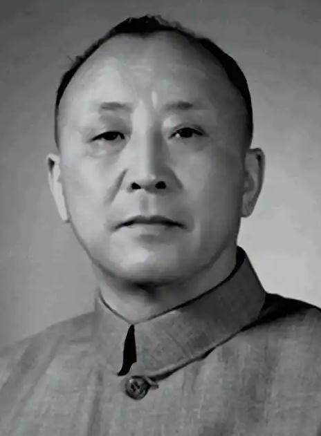 1949年除夕凌晨，被蒋介石幽禁已久的卫立煌，趁着看守特务松懈回家过年的空当，登