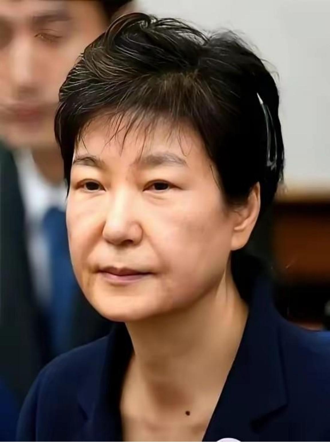 韩国政坛，真是杀疯了。 尹锡悦刚被法院一审判了无期徒刑，同一天，74岁的朴槿