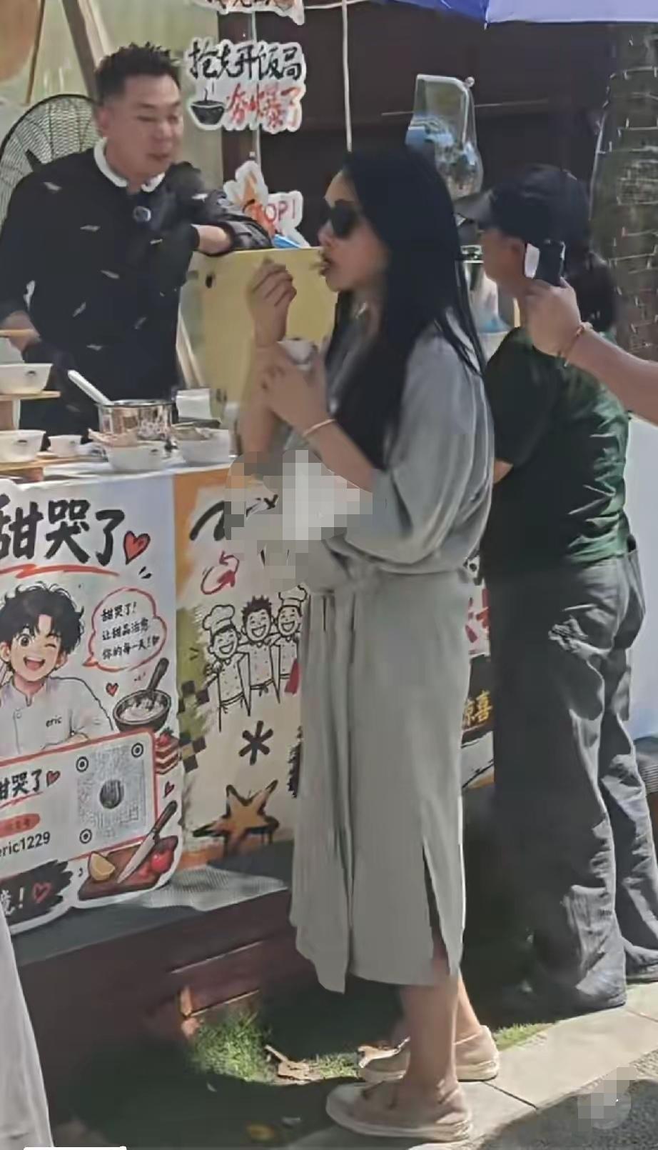 又刷到伊能静了，长发披肩戴着墨镜，五十多岁了，妥妥的少女感。妥妥的明星范儿。