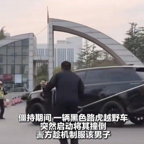 郑州街头最近上演了一场惊心动魄的“现实版警匪片”。一名男子手持30厘米长刀，在农