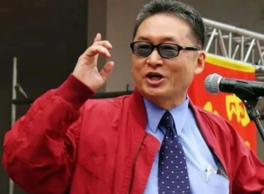 有次李敖在台上演讲，忽然有人站起来问他:“李敖先生，你在台湾吃了台湾40年大米，