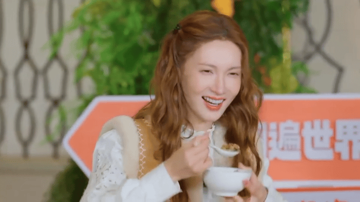 王安宇金晨一个鼓掌一个狼嚎贾冰的茄子焖饭香飘四溢，金晨迫不及待想炫饭，双手合十萌