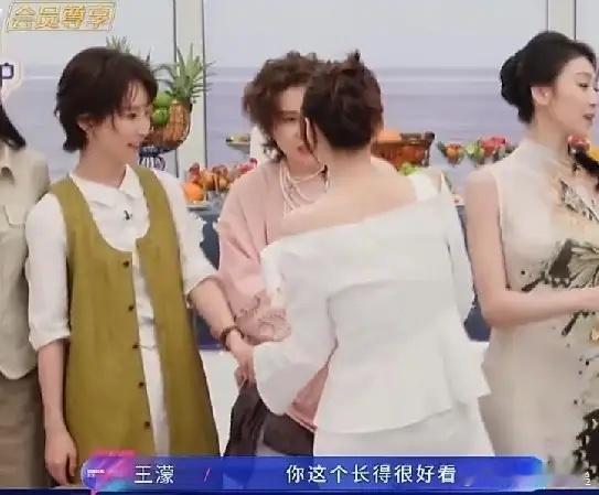 李小冉，真让人笑趴了！4月9日，50岁的李小冉，突然冲上了热搜，这次她又凭借一句