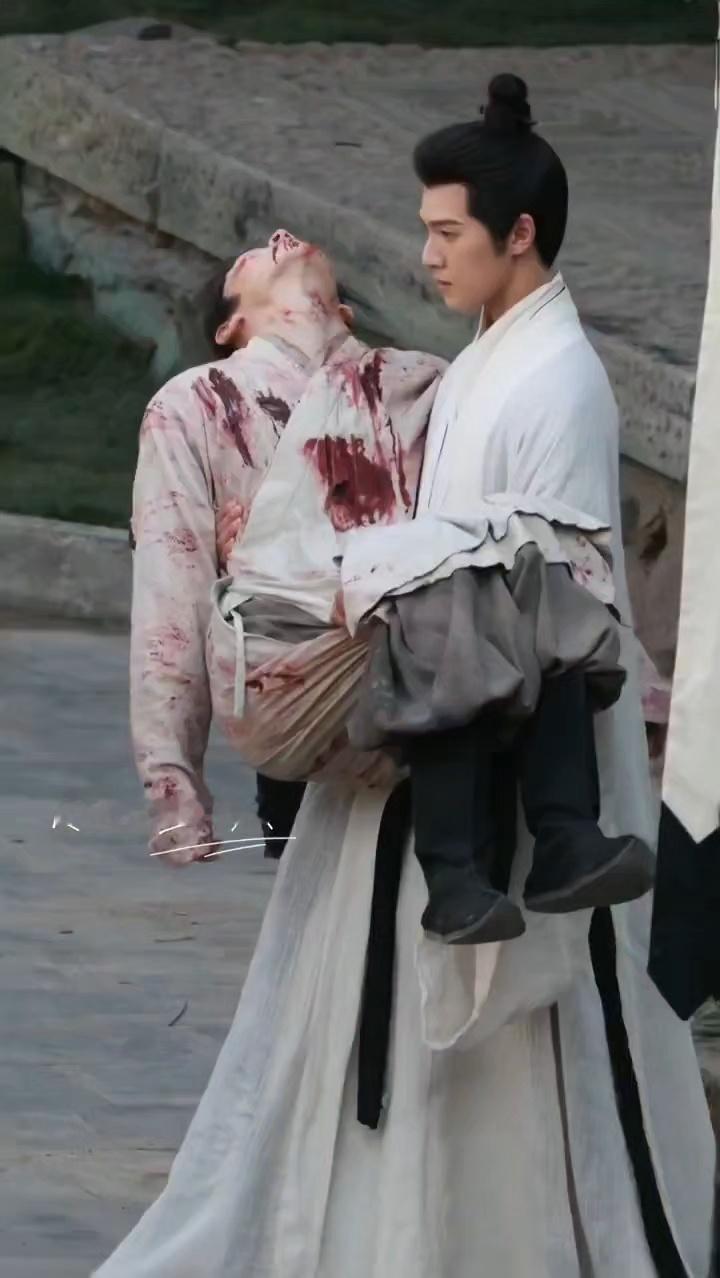 李昀锐公主抱最痛的一次痛到极致是什么样子的？血色浸染衣衫，诸葛玥静静抱起身亡的