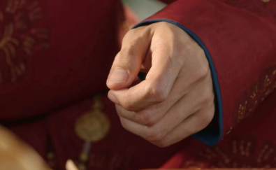 国产剧能不能多点李现这种甲床正常的男主角？！对眼睛太友好了​​​