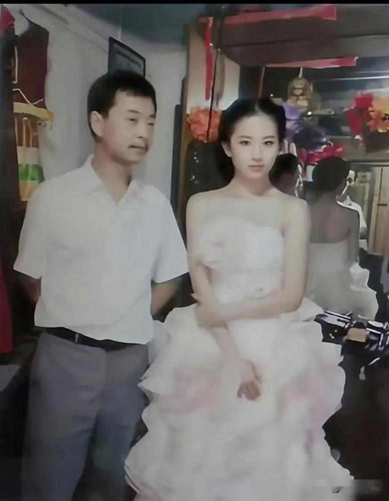 凭啥金庸三次坚持，要刘亦菲演小龙女？2004年神雕选角，她取代周迅当选。