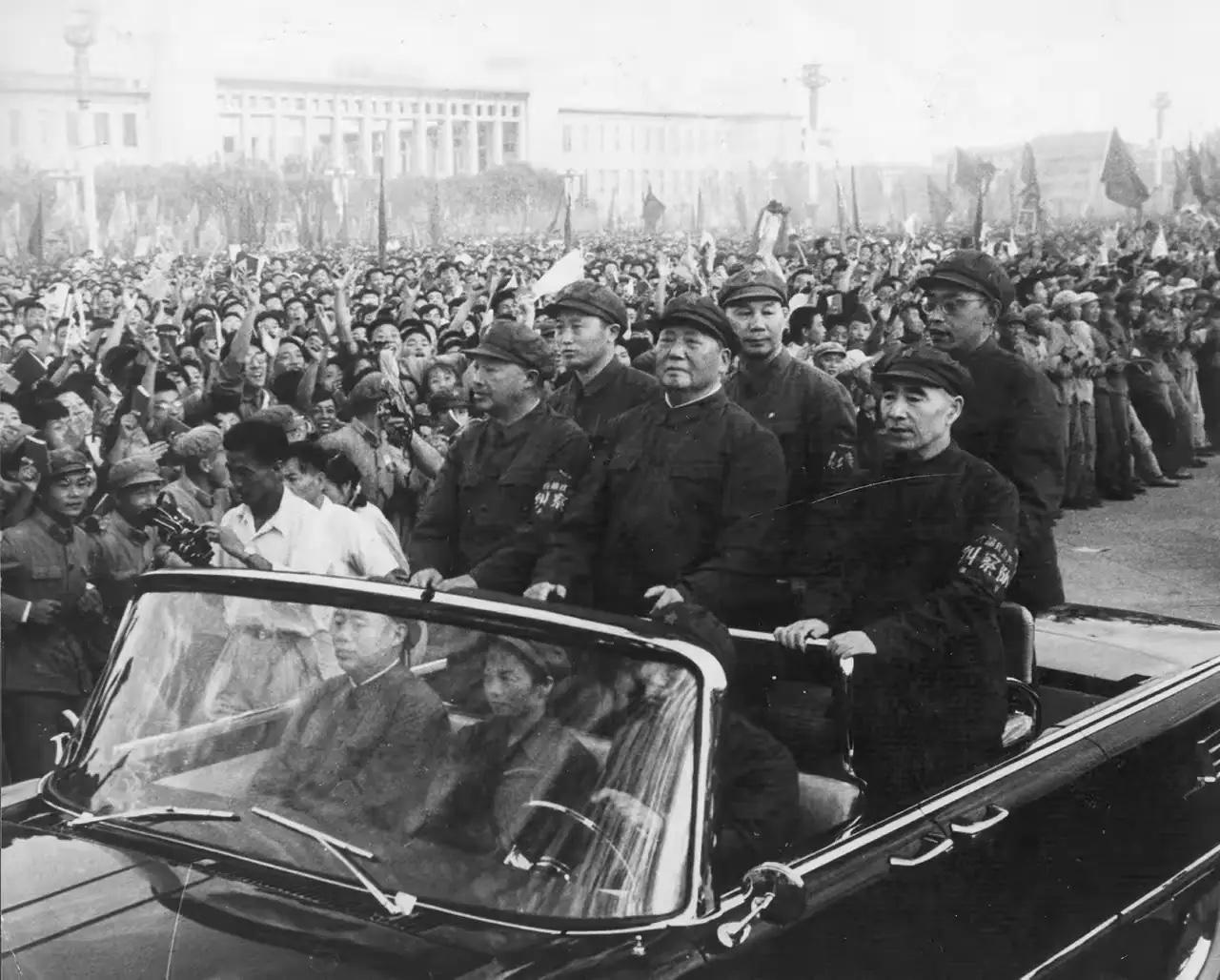 你能认出这辆车上几个人呢？如果能认出一半，就算是了解那个时代的历史行家了。