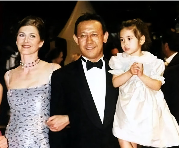 30桌生日宴与折叠椅婚礼，差的是钱还是心？姜文给儿子摆30桌，给女儿只摆折叠