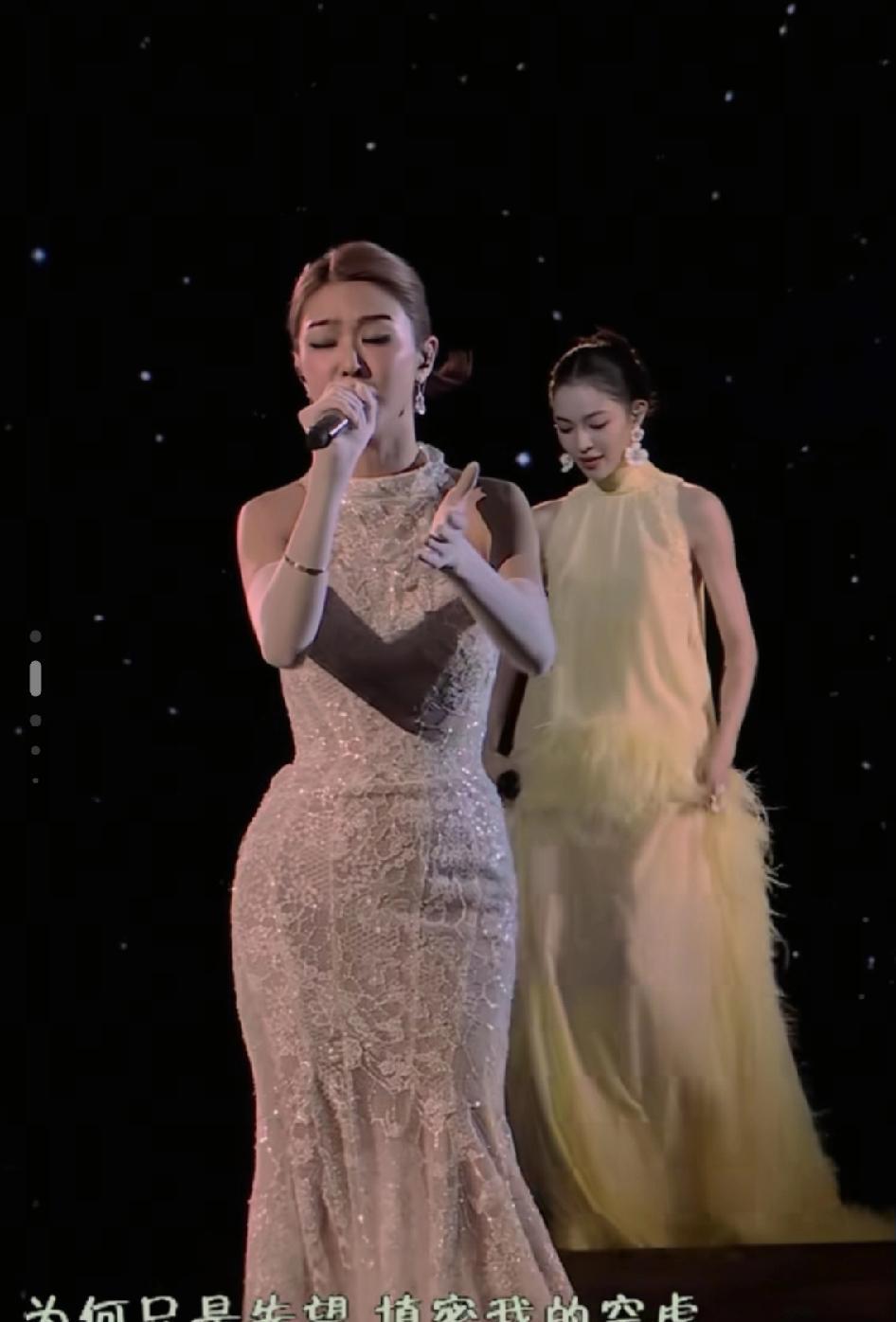 薛凯琪和钟楚曦，都是一米七的高个子，都很苗条，但是要说女人的万种风情，还是得