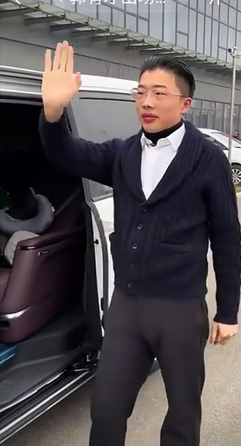 现在都知道有才哥有钱，不是，有才！您看这小背头一梳，头发弄的油亮。高档商务车，拉