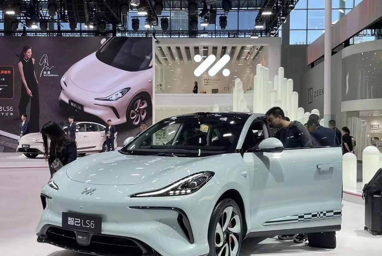 智己LS6这车卖得还不错，销量能挤进中大型SUV市场前十。我最近看了不少关于