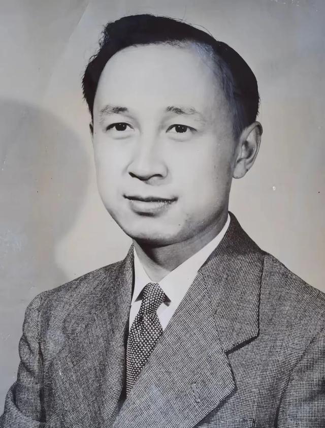 一次，钱学森来找聂荣臻汇报工作，聂荣臻看到他从一辆蓝色轿车上下来，就问秘书：“我