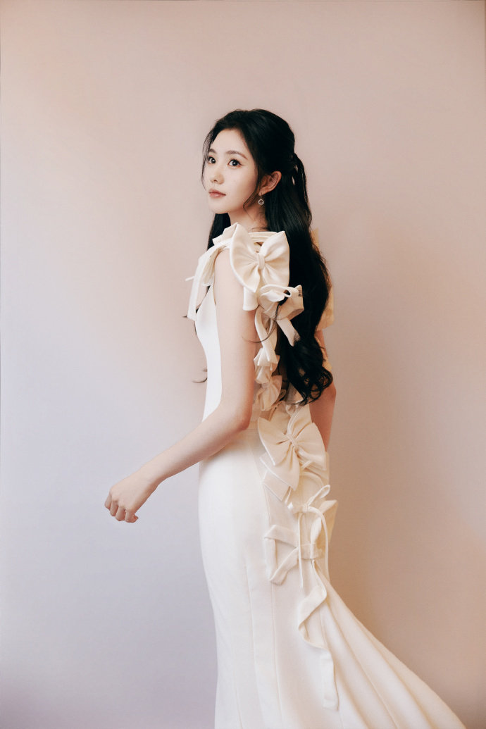 刘浩存白裙半扎发造型刘浩存这组白裙半扎发也太仙了吧！头发蓬松又温柔，头包脸效果