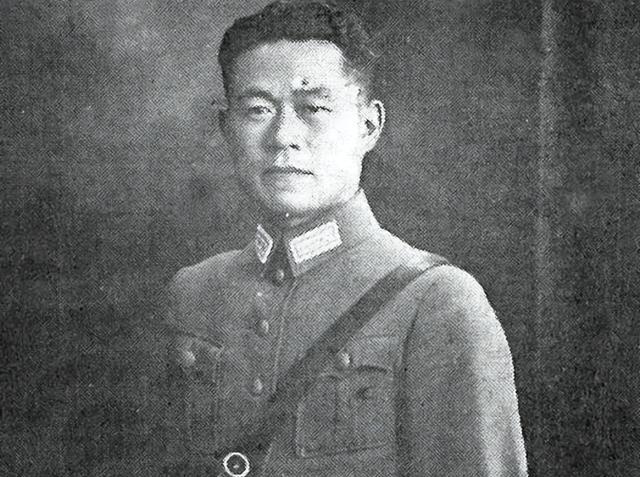 1949年，邱清泉在战斗中阵亡，留下了一张罕见的老照片，从镜头中，我们可以看到他