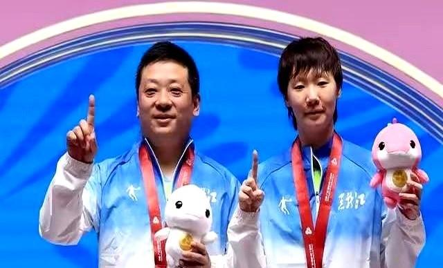 王曼昱刚把全运会女单金牌挂到脖子上，就和教练一起竖起食指，镜头一扫，弹幕炸了：世