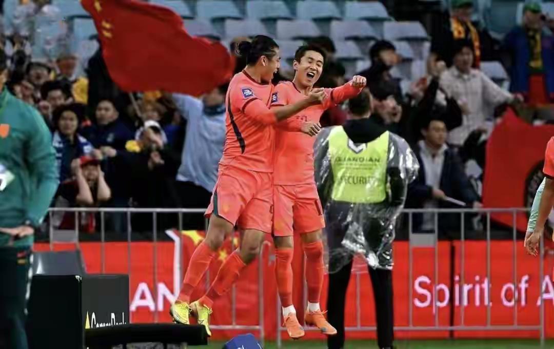 国足客场2-1险胜新加坡，热身赛迎亚洲杯备战开门红。张玉宁主罚点球时，对方门