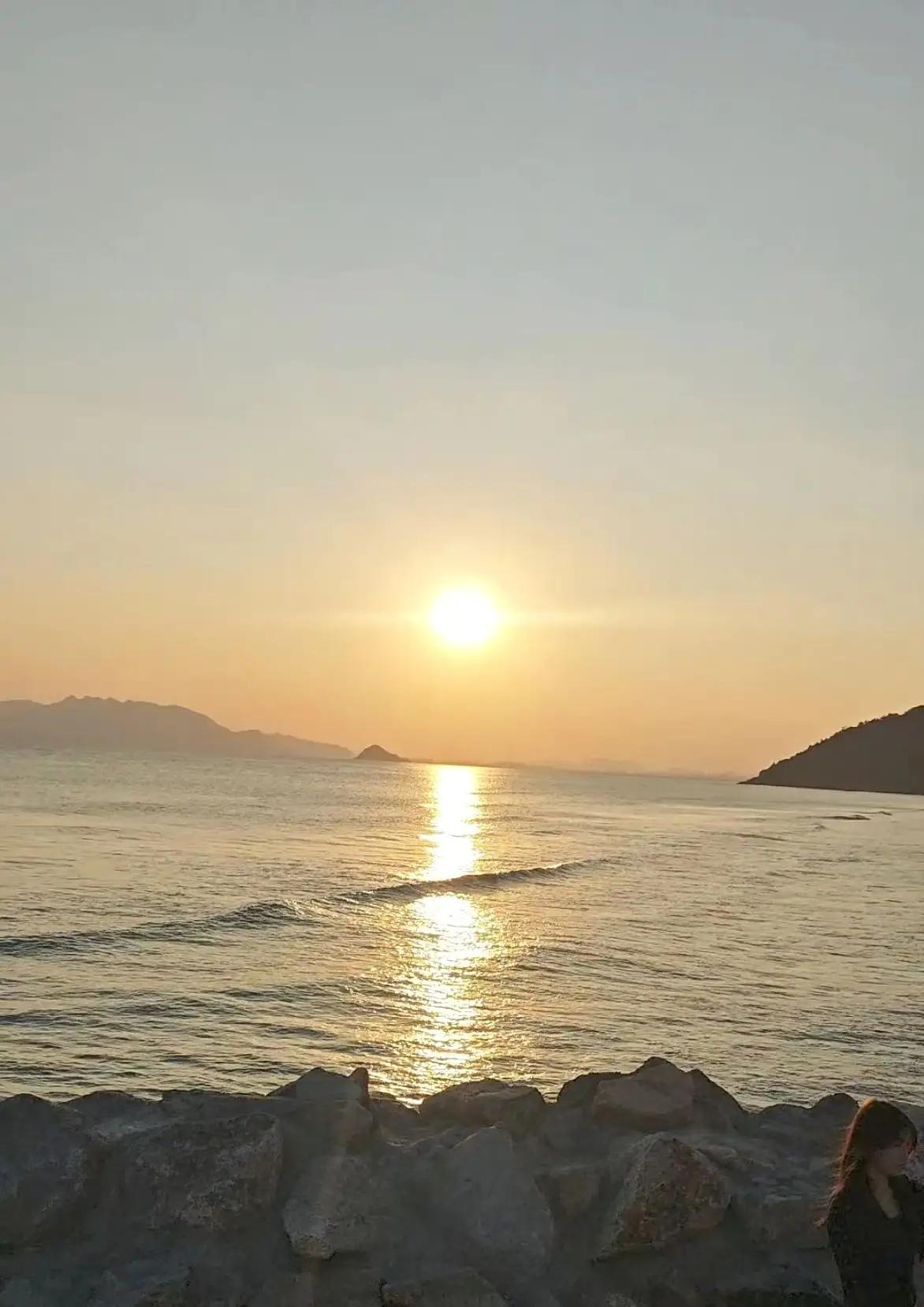 人生如同一场精彩绝伦的旅程，风景虽千变万化，但心态的晴雨表始终决定着我们的心境。