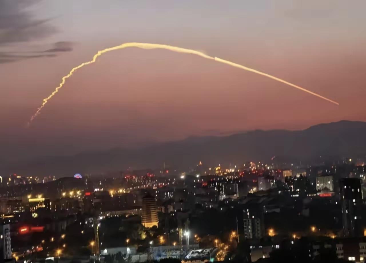 美军刚射完4枚三叉戟，中国夜空突然划过一道