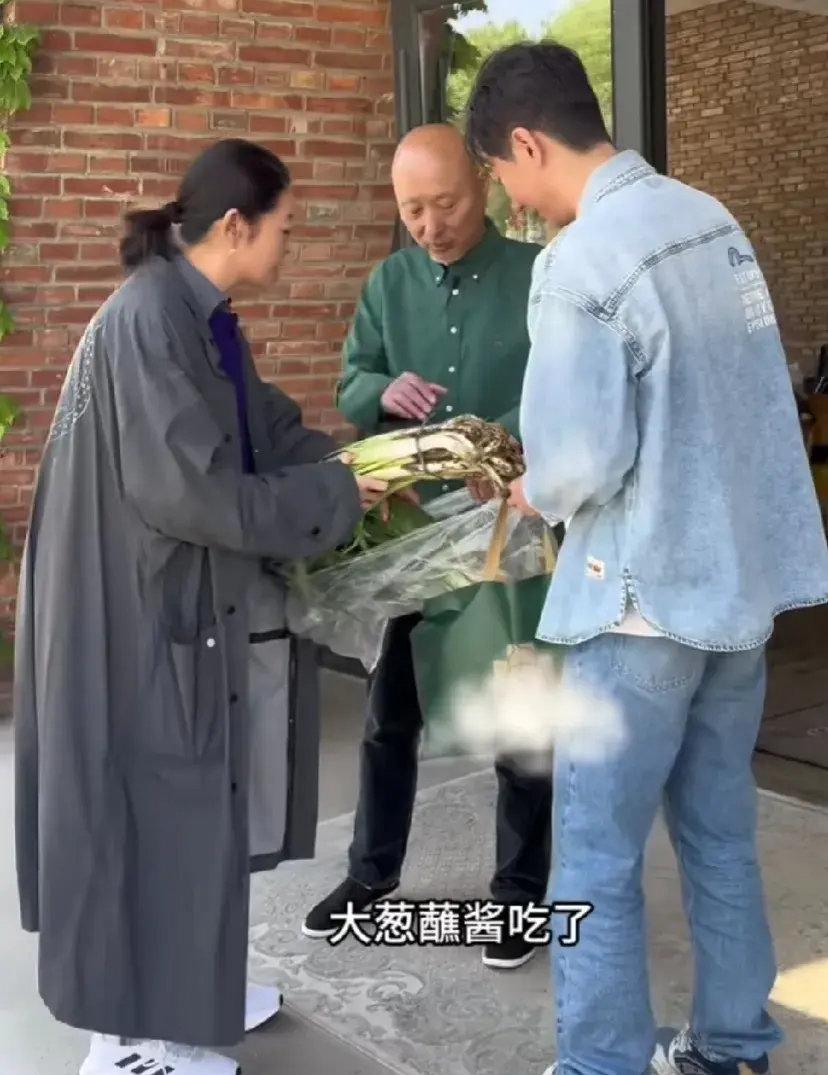 陈佩斯：倪萍啊，这次多亏你帮忙宣传《戏台》，我这心里啊，真是过意不去。倪萍：